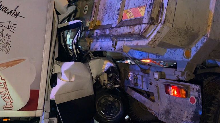 Nehoda na Pražském okruhu: zaklíněného řidiče museli vyprostit hasiči
